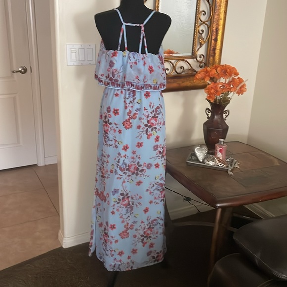 Beautiful Maxi Dress ๐ ๐ - Picture 6 of 8